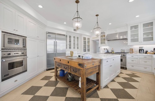 Tarzana Villa | Villa Clarinda- Architect-Designed Dream Estate with Theater, & Outdoor Oasis