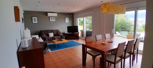 Llanca Villa | Villa con aire acondicionado, piscina climatizada y vistas al mar
