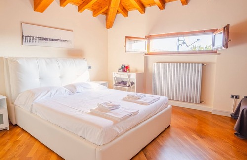 Lonato del Garda Villa | Villa Corte Barcuzzi - Italian Homing