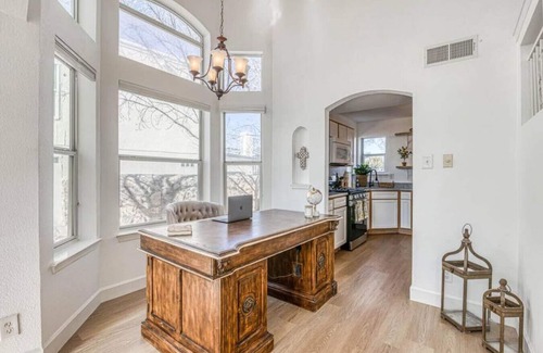 Bear Ridge House | Villa de Montana: Breathtaking Sunset Views in Franklin Mountains