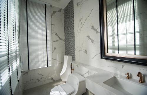 Khanong Phra Villa | Villa De White House