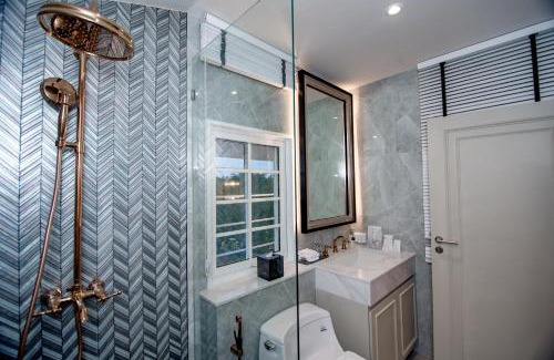 Khanong Phra Villa | Villa De White House