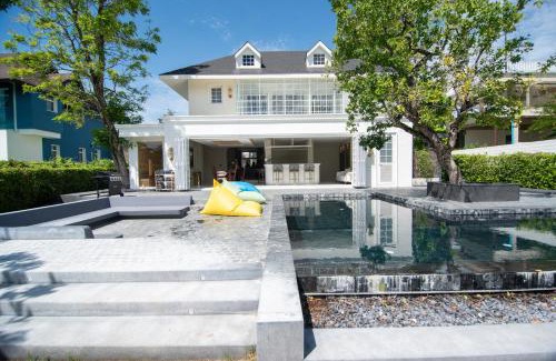 Khanong Phra Villa | Villa De White House