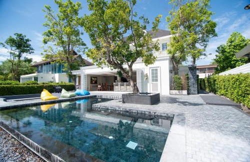 Khanong Phra Villa | Villa De White House