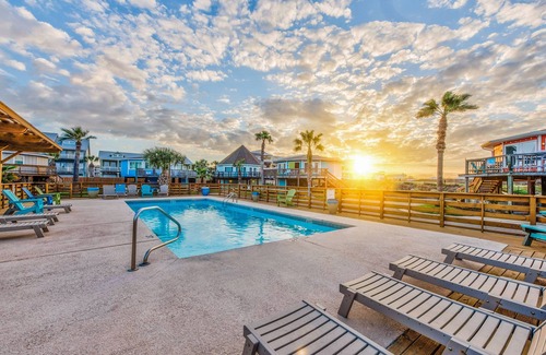 Port Aransas House | Villa Del Sol- AMAZING OCEAN VIEWS! Pool! Pets ok Heated Pool access