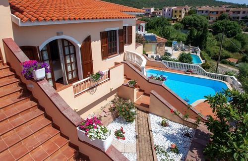 Luddui House | Villa delle Rose with sea view, Wi-Fi, air conditioning, swimming pool, garden, balcony and terrace