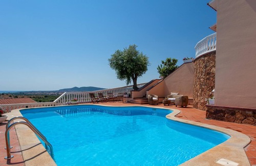 Luddui House | Villa delle Rose with sea view, Wi-Fi, air conditioning, swimming pool, garden, balcony and terrace