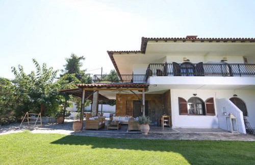 Haniotis Villa | Villa Delta - 5 Bdrms, 2 min walk to Mamalouka, Blue Carpet