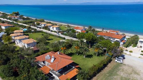 Haniotis Villa | Villa Delta - 5 Bdrms, 2 min walk to Mamalouka, Blue Carpet