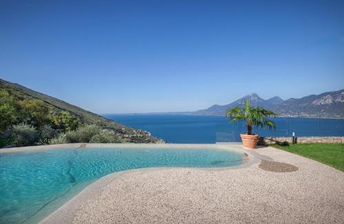 Brenzone sul Garda Apartment | Villa Divina22- APT Icona con piscina e vista lago