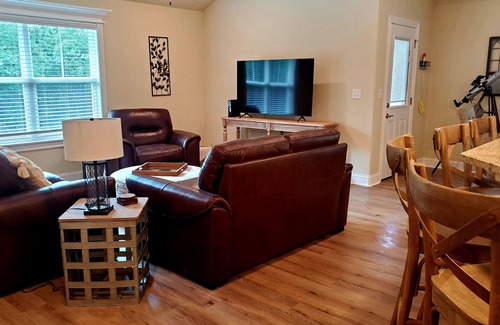 Holiday Island House | Villa Eden on the Lake. Close to Eureka. Hot tub coming May 1st!