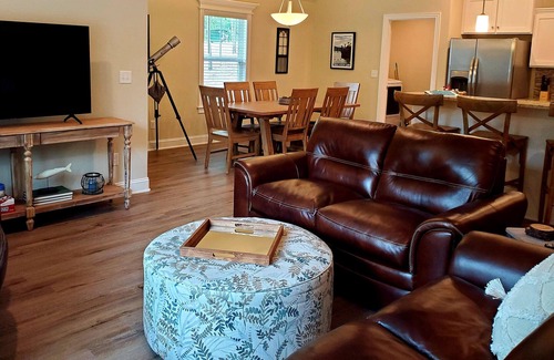 Holiday Island House | Villa Eden on the Lake. Close to Eureka. Hot tub coming May 1st!