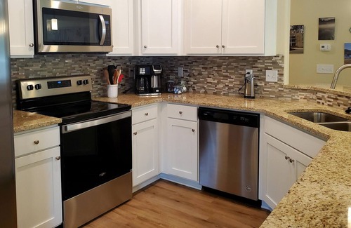 Holiday Island House | Villa Eden on the Lake. Close to Eureka. Hot tub coming May 1st!