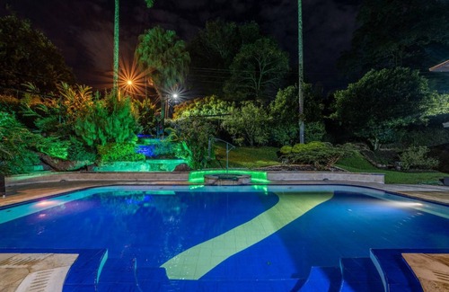 Envigado Villa | VILLA ELEGANCIA, VISTAS A LA CIUDAD CON JACUZZI Y PISCINA.