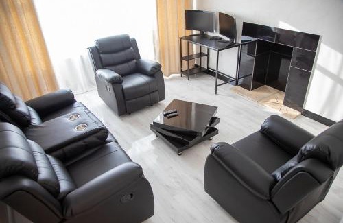Northampton Villa | Villa Emma - Modern Bungalow with EV Point, Free Parking & Workspace