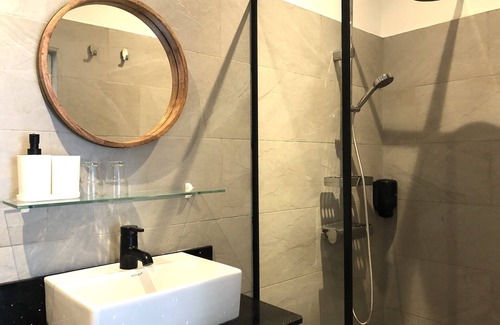 Noord Hotel | Villa Famiri