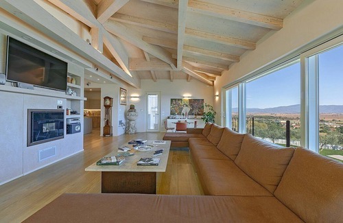 Foiano della Chiana Villa | Villa Fara Grande: An elegant and welcoming three-story villa surrounded by olive groves, with Free WI-FI.