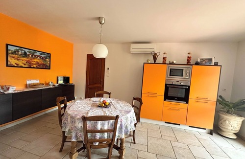 Lunel Villa | Villa for 8 with air conditioning and parking close to the sea