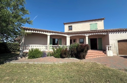 Lunel Villa | Villa for 8 with air conditioning and parking close to the sea