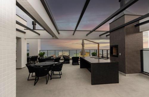 Bombas Apartment | Villa Francione 302 – Loft de Alto Padrão com Piscina no Rooftop e Vista Panorâmica, a Poucos Metros do Mar em Bombas.
