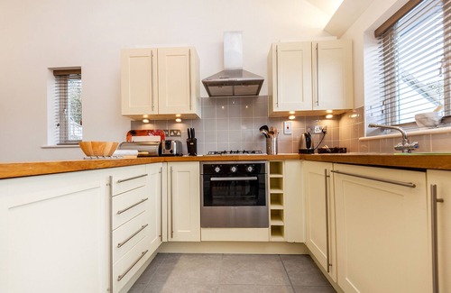 Carnon Downs Cottage | VILLA GALLERY, pet friendly, with a garden in Carnon Downs