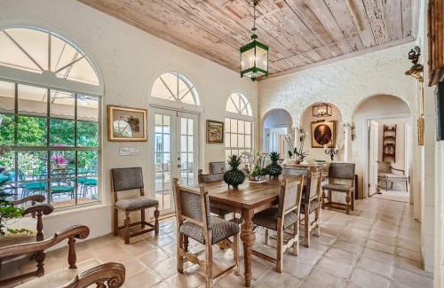 Southside House | Villa Gardenia - Peaceful Garden Oasis with Open Floor Plan