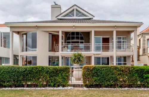 Strand House | Villa Georgia