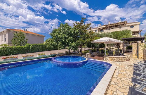 Linardici Apartment | Villa Haya - studio apartment KRASULA with heated pool