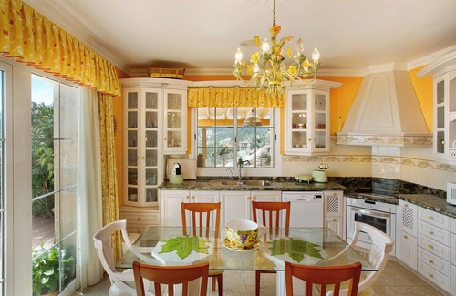 Valsequillo de Gran Canaria Villa | Villa Holiday Home Hemi with Mountain View, Sea View, Pool, Wi-Fi, Terraces & Garden