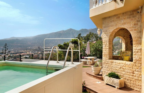 Valsequillo de Gran Canaria Villa | Villa Holiday Home Hemi with Mountain View, Sea View, Pool, Wi-Fi, Terraces & Garden