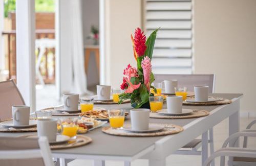 Le Moule Villa | VILLA HOLIDAYS - Piscine + Vue sur mer + Accès randonnée