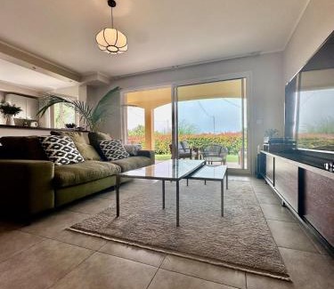 Montaleigne Villa | Villa Idéale Familles sur les hauteurs 10 min mer 15 min aéroport Jardin avec piscine hors-sol