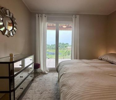 Montaleigne Villa | Villa Idéale Familles sur les hauteurs 10 min mer 15 min aéroport Jardin avec piscine hors-sol