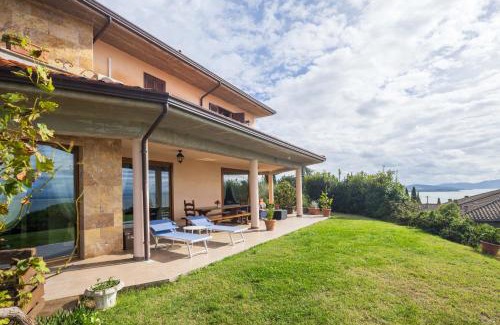Passignano sul Trasimeno Villa | Villa il Mandorlo by VacaVilla