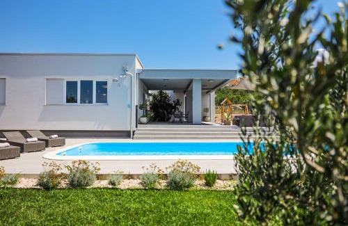 Rovanjska Villa | Villa Immortelle with pool and sea view