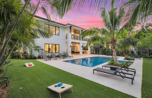 Coral Terrace House | Villa in Coral Gables with Pool Jacuzzi Game Room