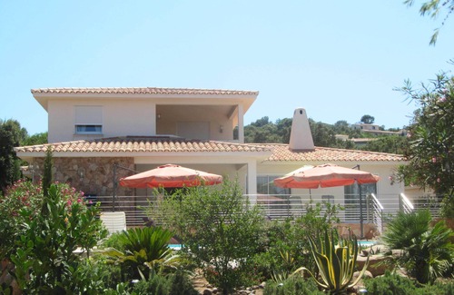 Cirendinu Villa | Villa in very good standing with swimming pool near a beautiful beach