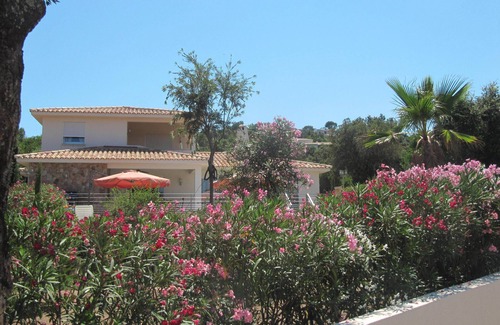 Cirendinu Villa | Villa in very good standing with swimming pool near a beautiful beach