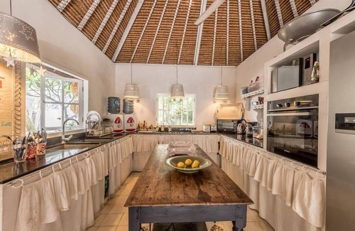 Laksmana Villa | Villa Kalis, large villa in the heart of Seminyak, Bali