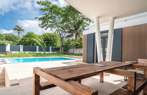 Port-Louis Villa | Villa Kassav beautiful garden aperitif area and mirror pool close to the beach