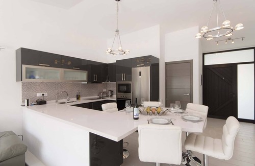 San Eugenio Villa | Villa Las Flores. Stunning 3 Bedroom Villa. Jacuzzi. Central Location.