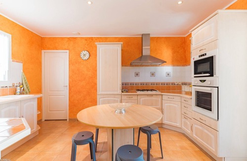 Cadenet Villa | Villa 'Le Verger Du Midi' with Shared Pool, Private Terrace and Wi-Fi