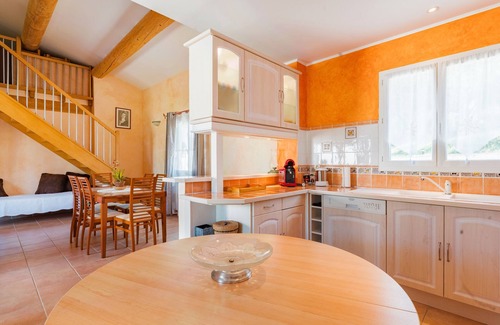 Cadenet Villa | Villa 'Le Verger Du Midi' with Shared Pool, Private Terrace and Wi-Fi