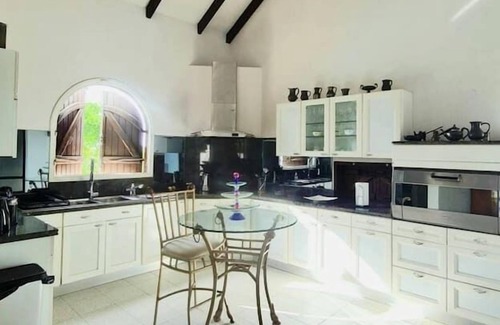 Les Abymes Villa | Villa les Cocotiers on the Heights of Guadeloupe