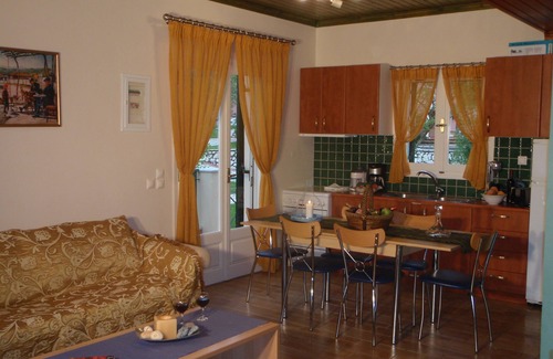 Kariotai Villa | Villa Levantes, villas close to beaches, shops, bakeries, restaurants and cafes