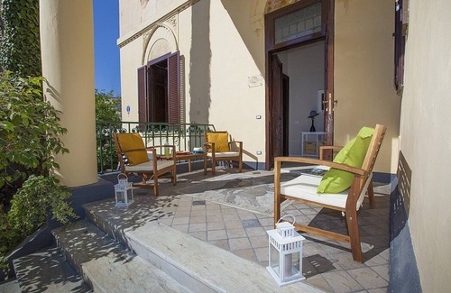 Vico Equense House | Villa Liobe B: A welcoming apartment surrounded by the greenery, with Free WI-FI.