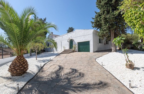 Marbella City Centre Villa | Villa Los Tres Almendros. Preciosa Villa de Estilo Andaluz,