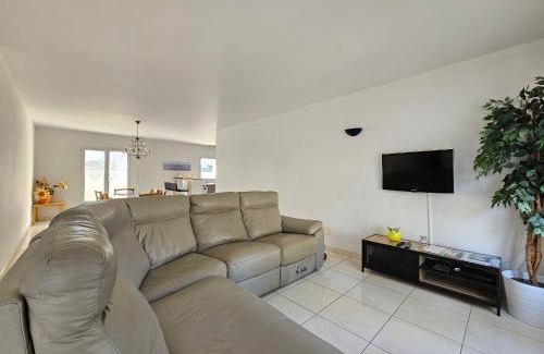 La Faute-sur-Mer House | Villa lumineuse et confortable, à 600m de la plage, proche commerces, jardin et WiFi inclus - FR-1-476-26