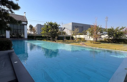 Bang Rak Phatthana Villa | Villa Luxe Bangkok Private Pool Whirlpool