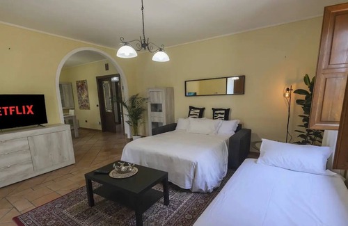 Pisa Villa | Villa 'Luxury Pool and Garden' with Shared Pool, Wi-Fi and Air Conditioning